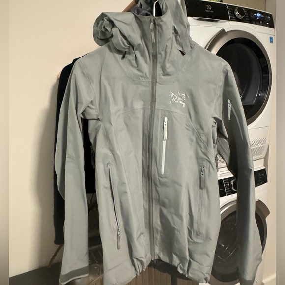 SOLD - Arc'teryx Shashka Jacket Women's - Picture 1 of 3